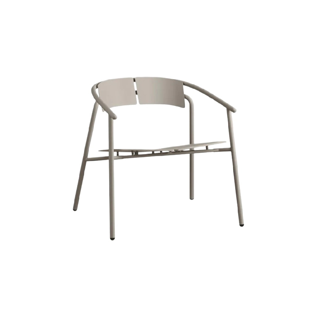 Moderner Stahlstuhl mit minimalistischer Rückenlehne und stabiler Konstruktion