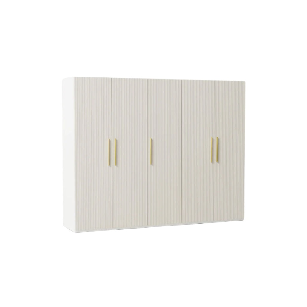 Schrank mit vertikalen Rillen und goldenen Griffen, moderne Aufbewahrungslösung